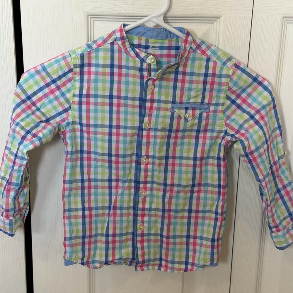 Girls size 4 T button front round collar. Cute pocket on front.